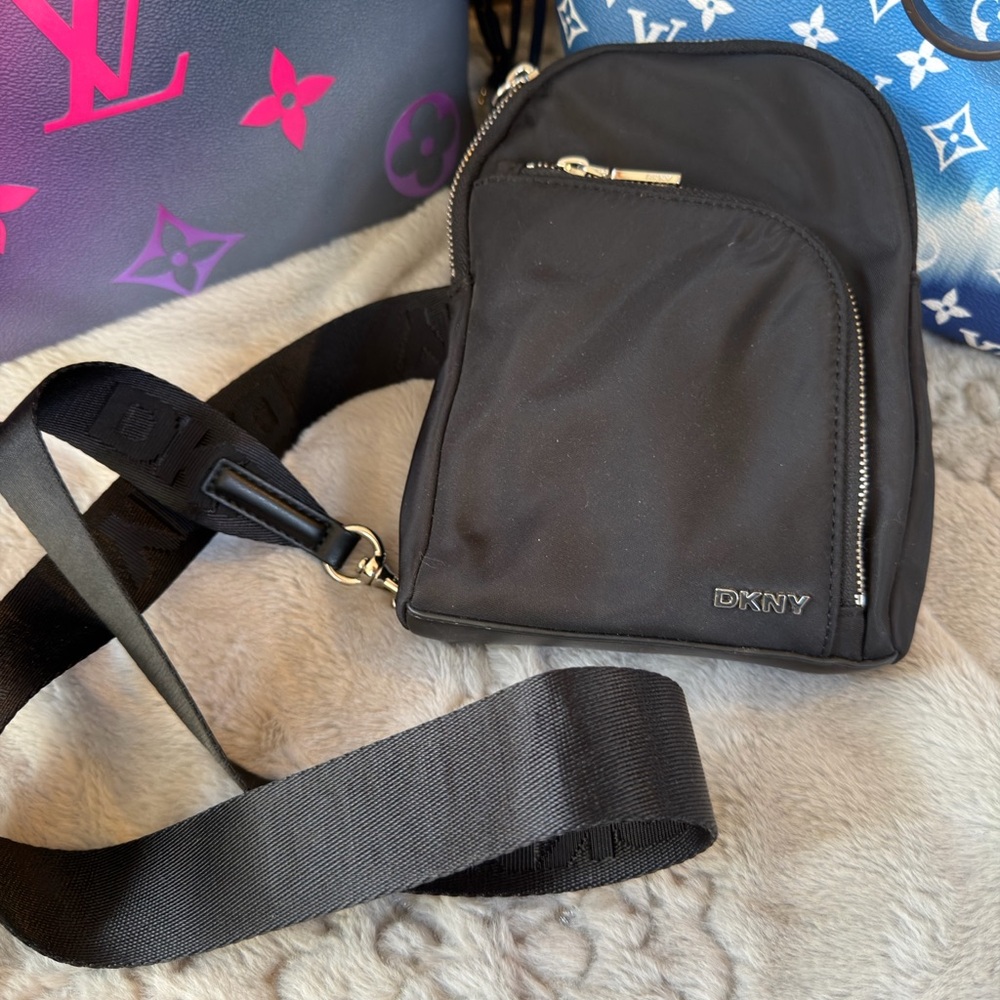 DKNY Gigi Flight Crossbody Sling Double Zip Bag One Size EUC‎
